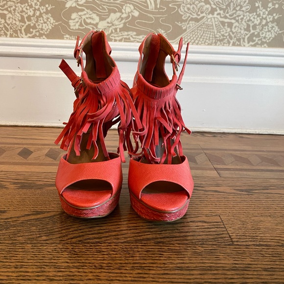 Boutique9 platform coral sandal, worn once, tag on bottom of shoe, size 8 - Picture 2 of 4